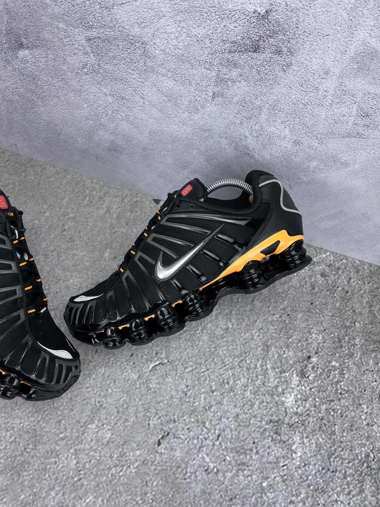 Nike Shox TL IF7119-001 - buty sportowe, widok z góry na wewnętrzną stronę butów