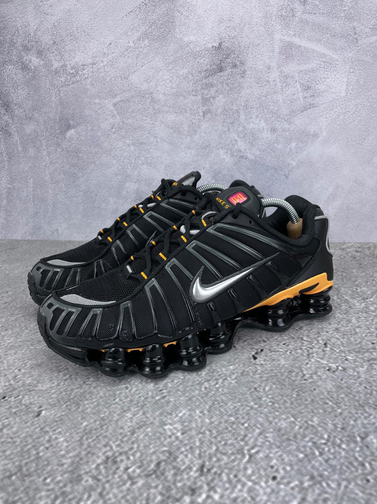 Nike Shox TL IF7119-001 - buty sportowe, widok z boku na tle studyjnym