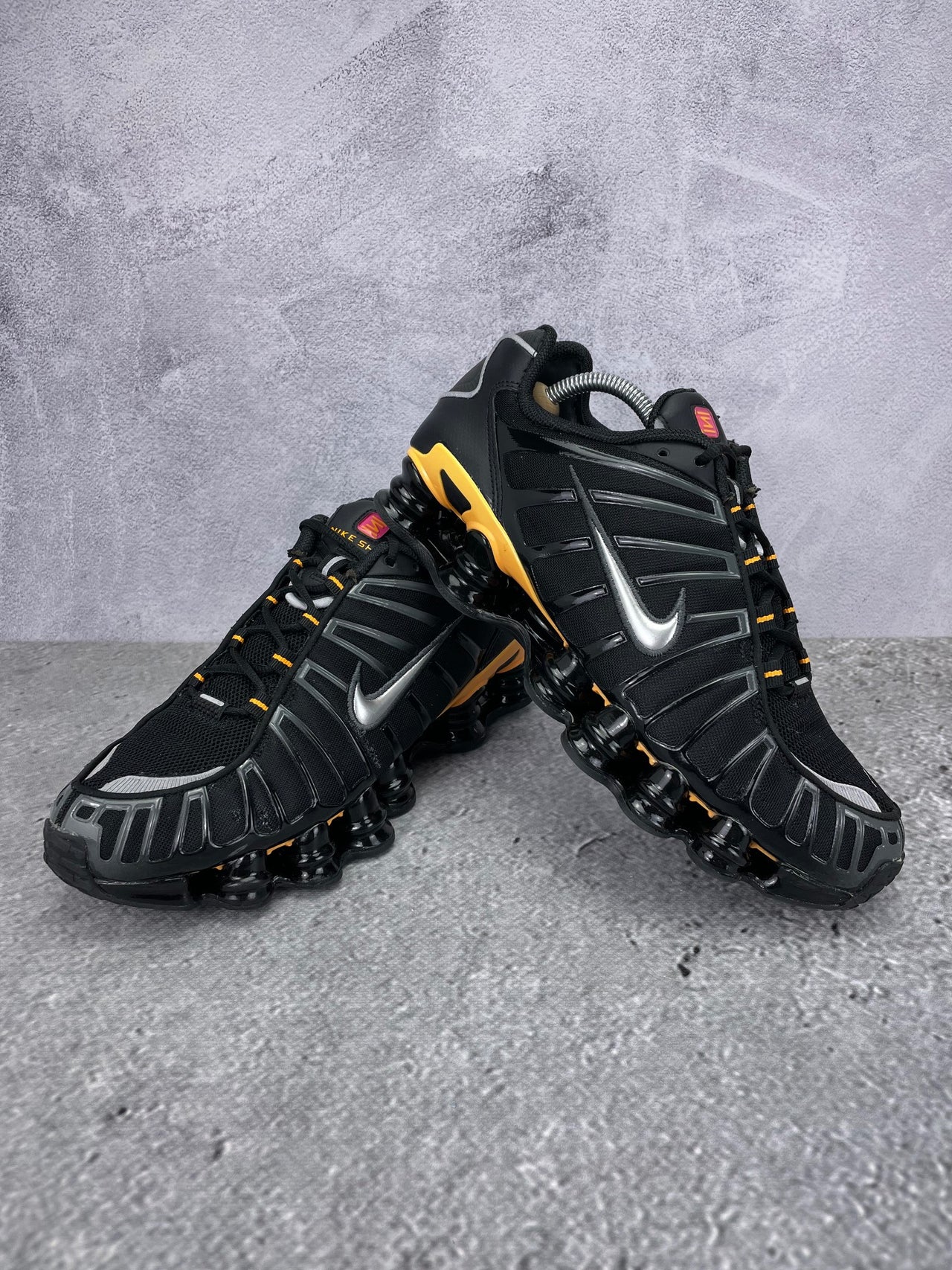 Nike Shox TL IF7119-001 - buty sportowe, para butów, widok z boku na tle studyjnym