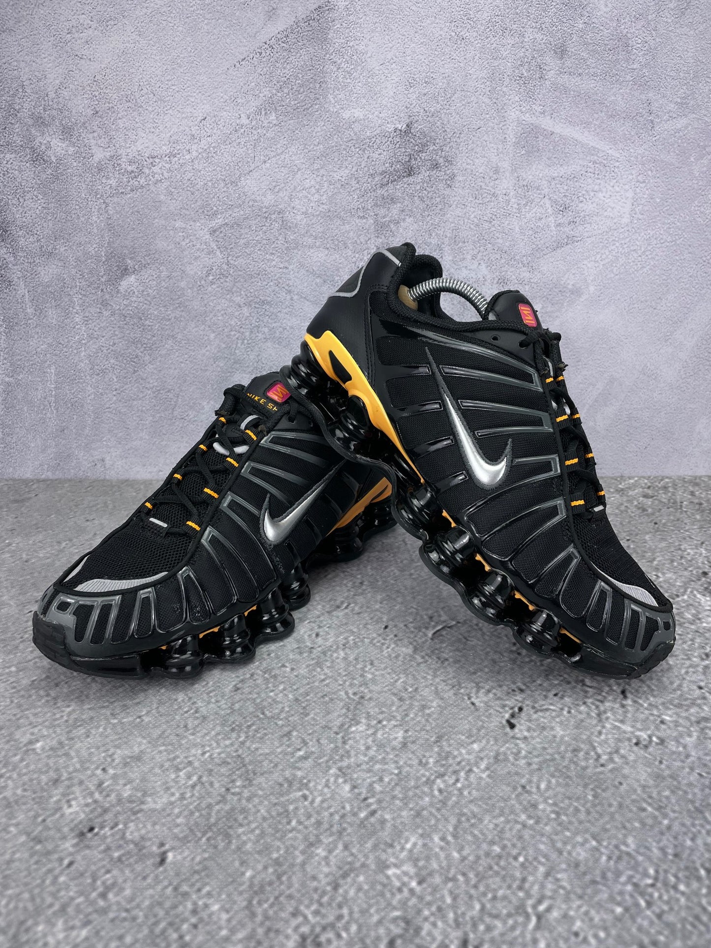 Nike Shox TL IF7119-001 - buty sportowe, para butów, widok z boku na tle studyjnym