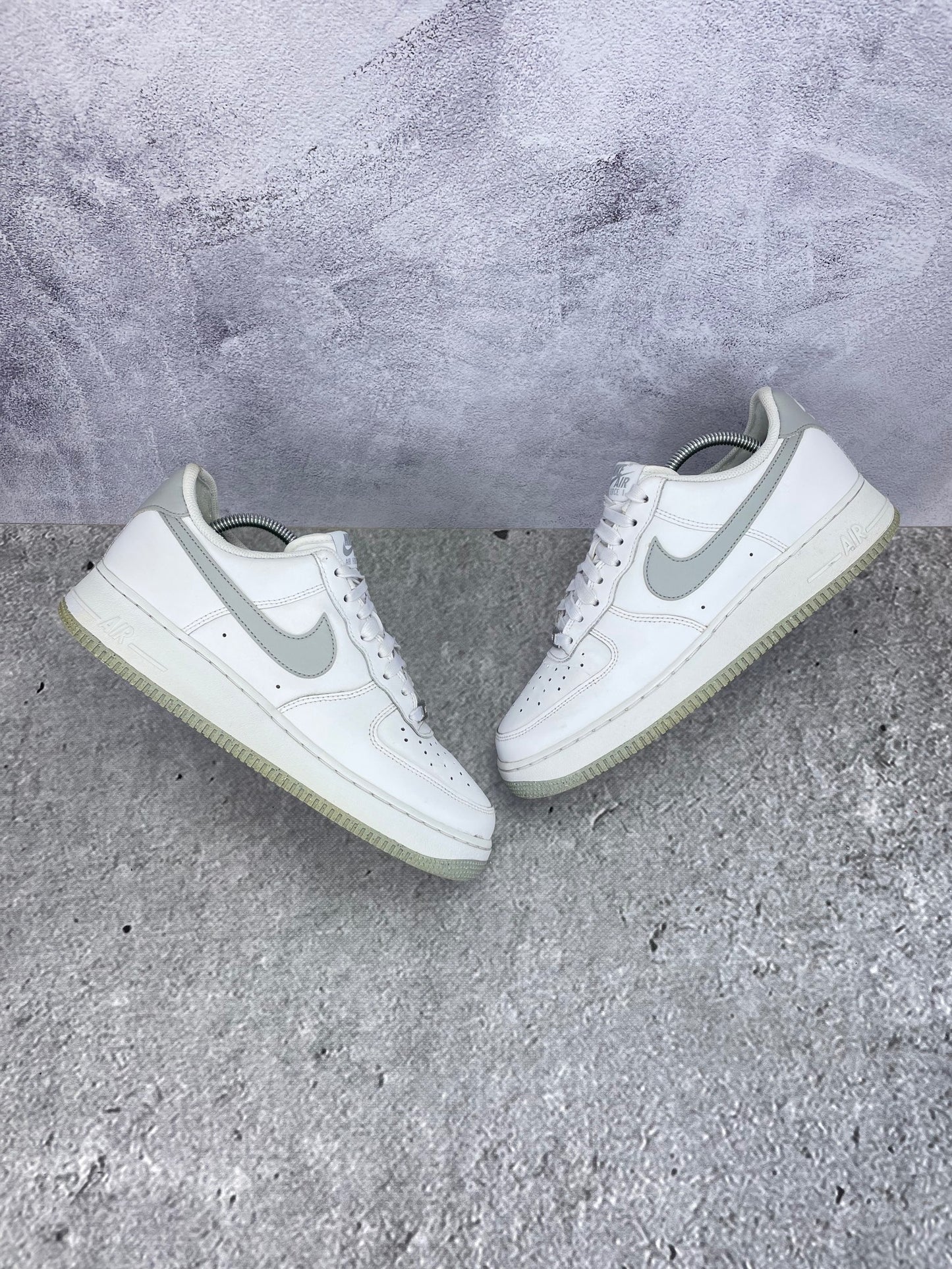 Nike Air Force 1 Low Light Smoke Grey - buty sportowe, widok z góry na zewnętrzną stronę butów