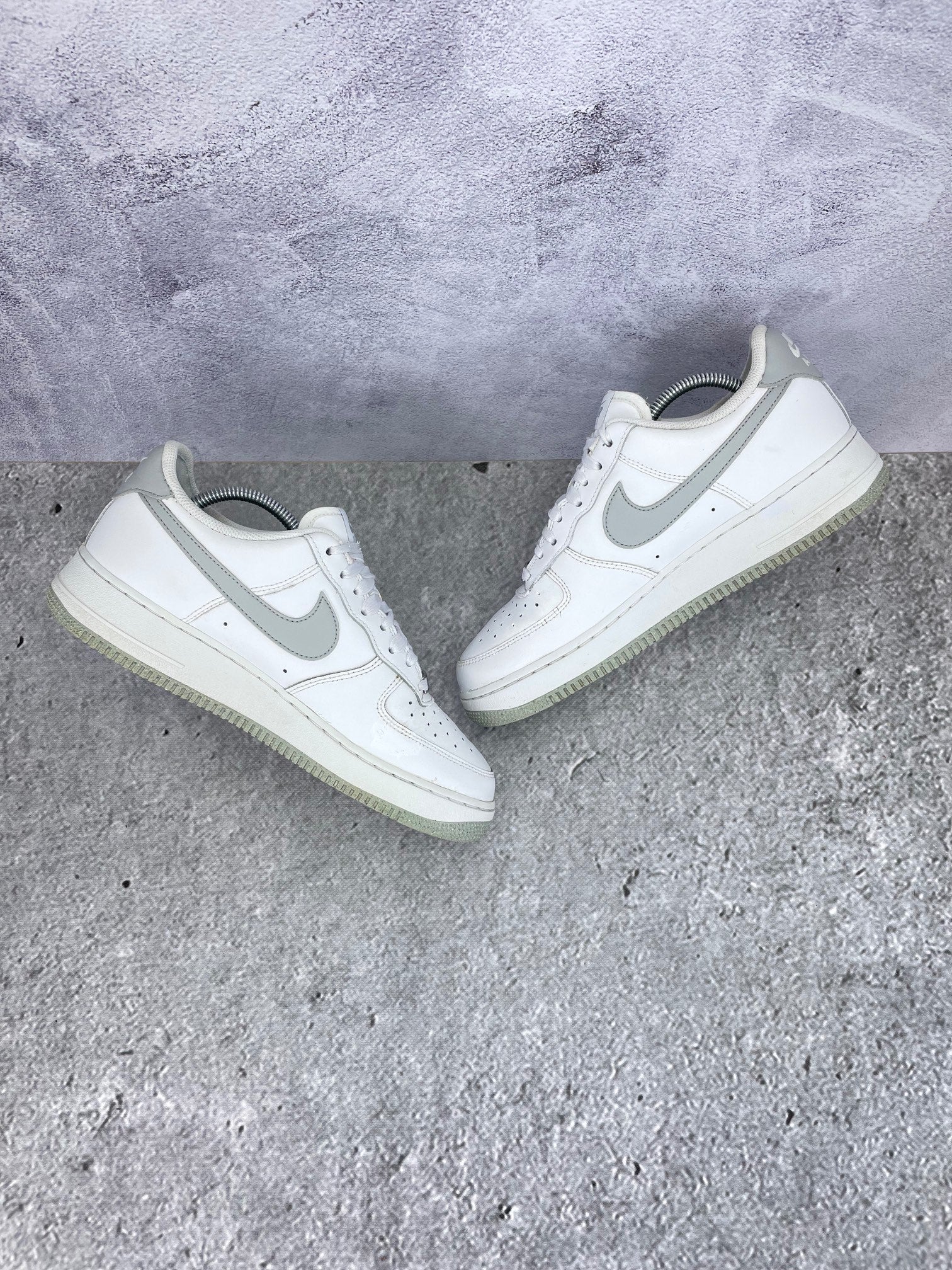 Nike Air Force 1 Low Light Smoke Grey - buty sportowe, zewnętrzny panel prawego buta