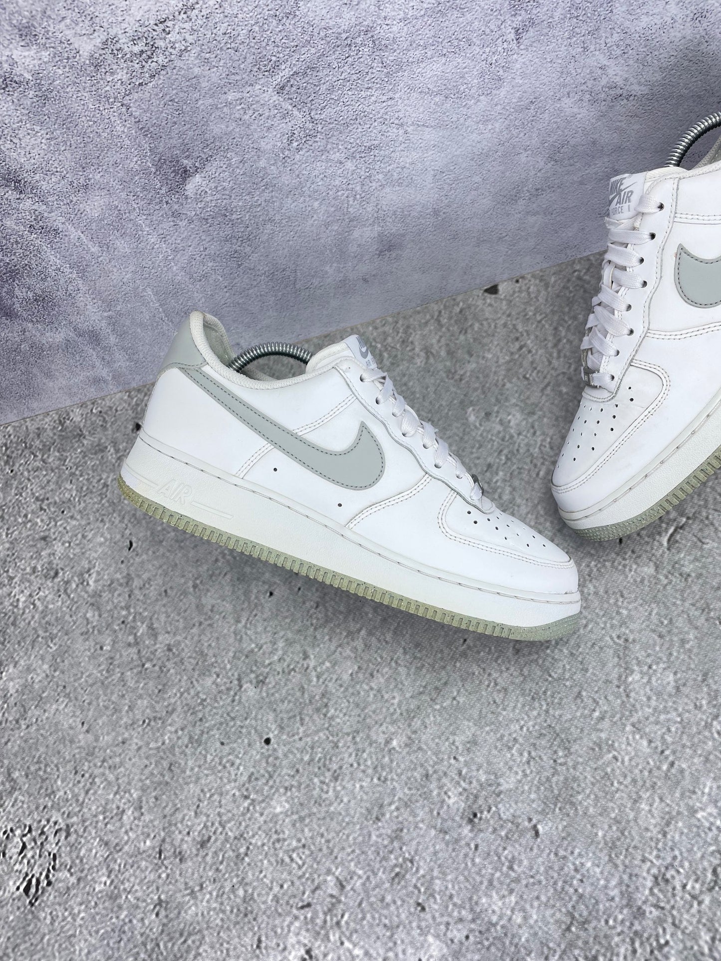 Nike Air Force 1 Low Light Smoke Grey - buty sportowe, zewnętrzny panel lewego buta
