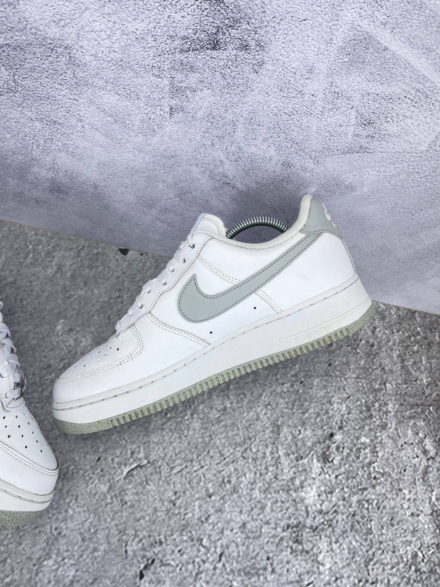 Nike Air Force 1 Low Light Smoke Grey - buty sportowe, wewnętrzny panel prawego buta