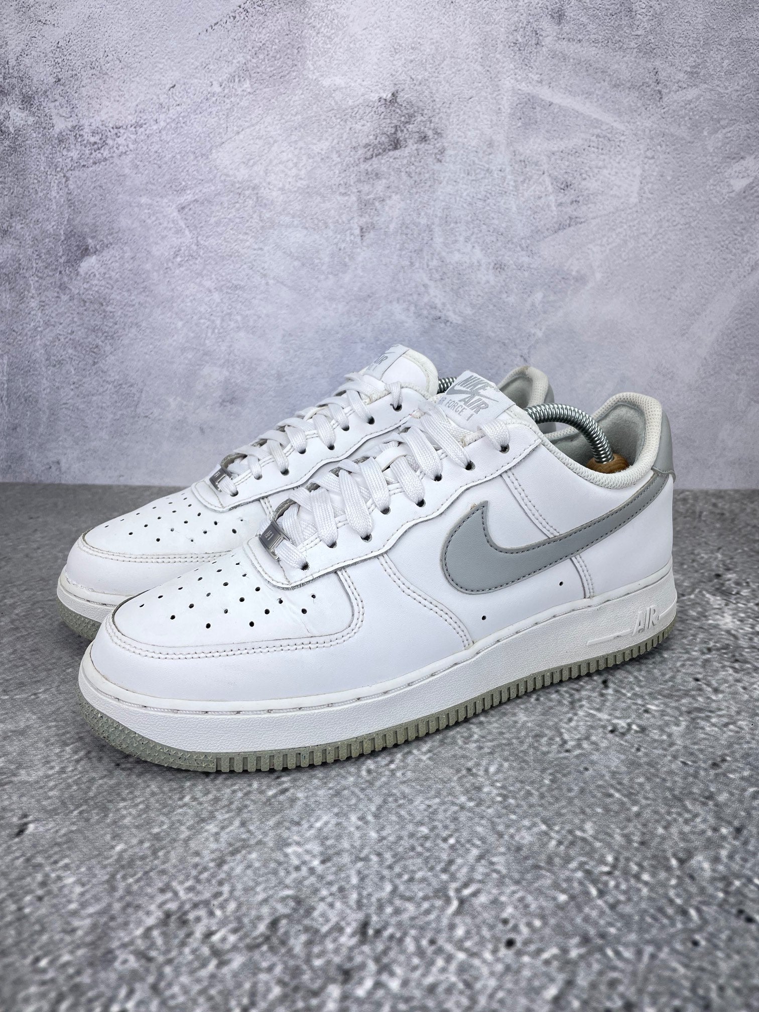 Nike Air Force 1 Low Light Smoke Grey - buty sportowe, widok z boku na tle studyjnym