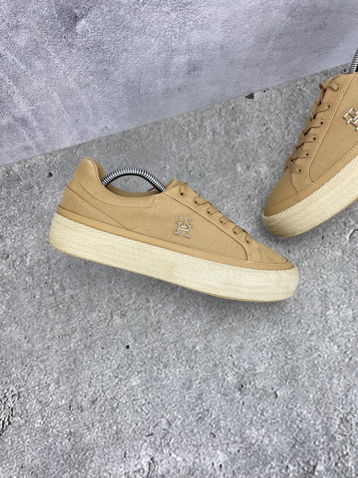 Tommy Hilfiger Vulc Linnen FW0FW07673 - buty sportowe, zewnętrzny panel lewego buta