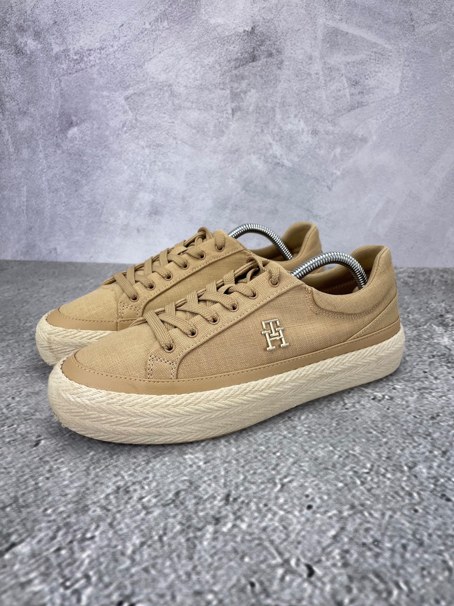 Tommy Hilfiger Vulc Linnen FW0FW07673 - buty sportowe, widok z boku na tle studyjnym