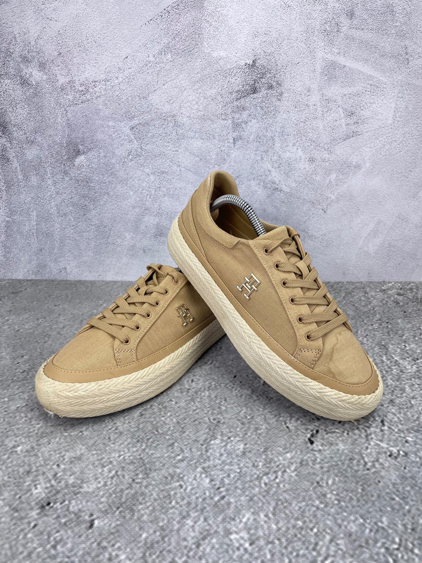 Tommy Hilfiger Vulc Linnen FW0FW07673 - buty sportowe, para butów, widok z boku na tle studyjnym