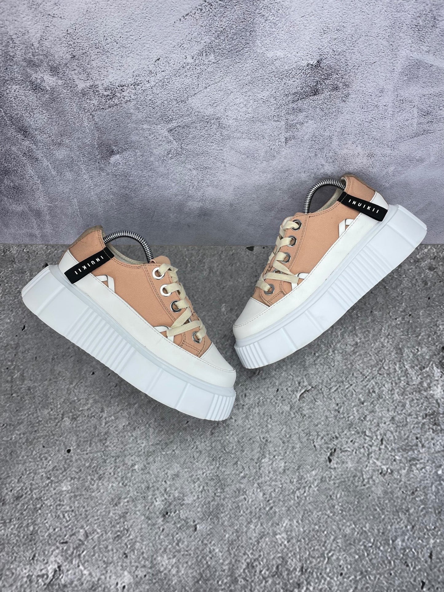 Inuikii Matilda Canvas Low 30102-024-707 - buty sportowe, widok z góry na zewnętrzną stronę butów