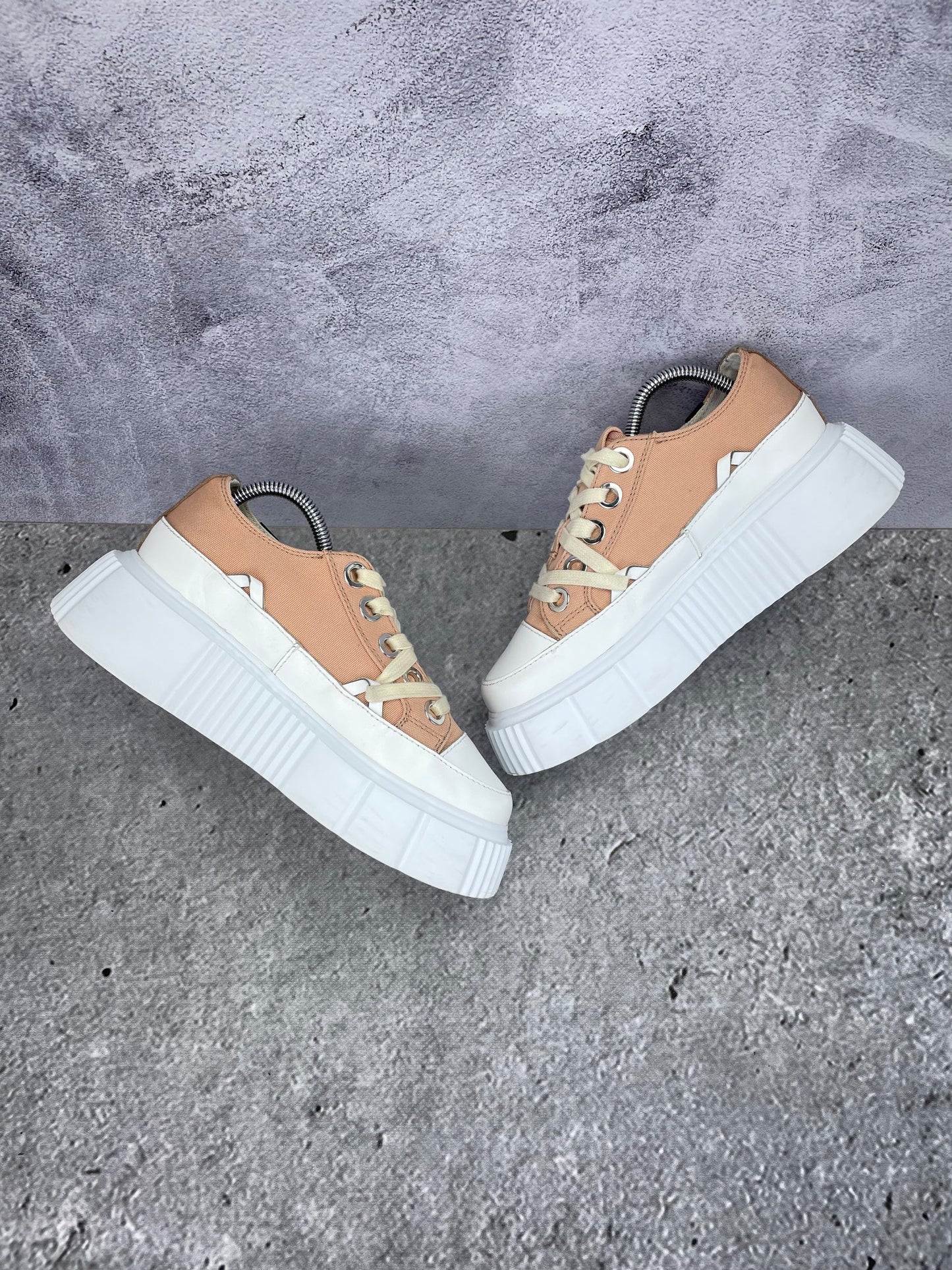 Inuikii Matilda Canvas Low 30102-024-707 - buty sportowe, zewnętrzny panel prawego buta