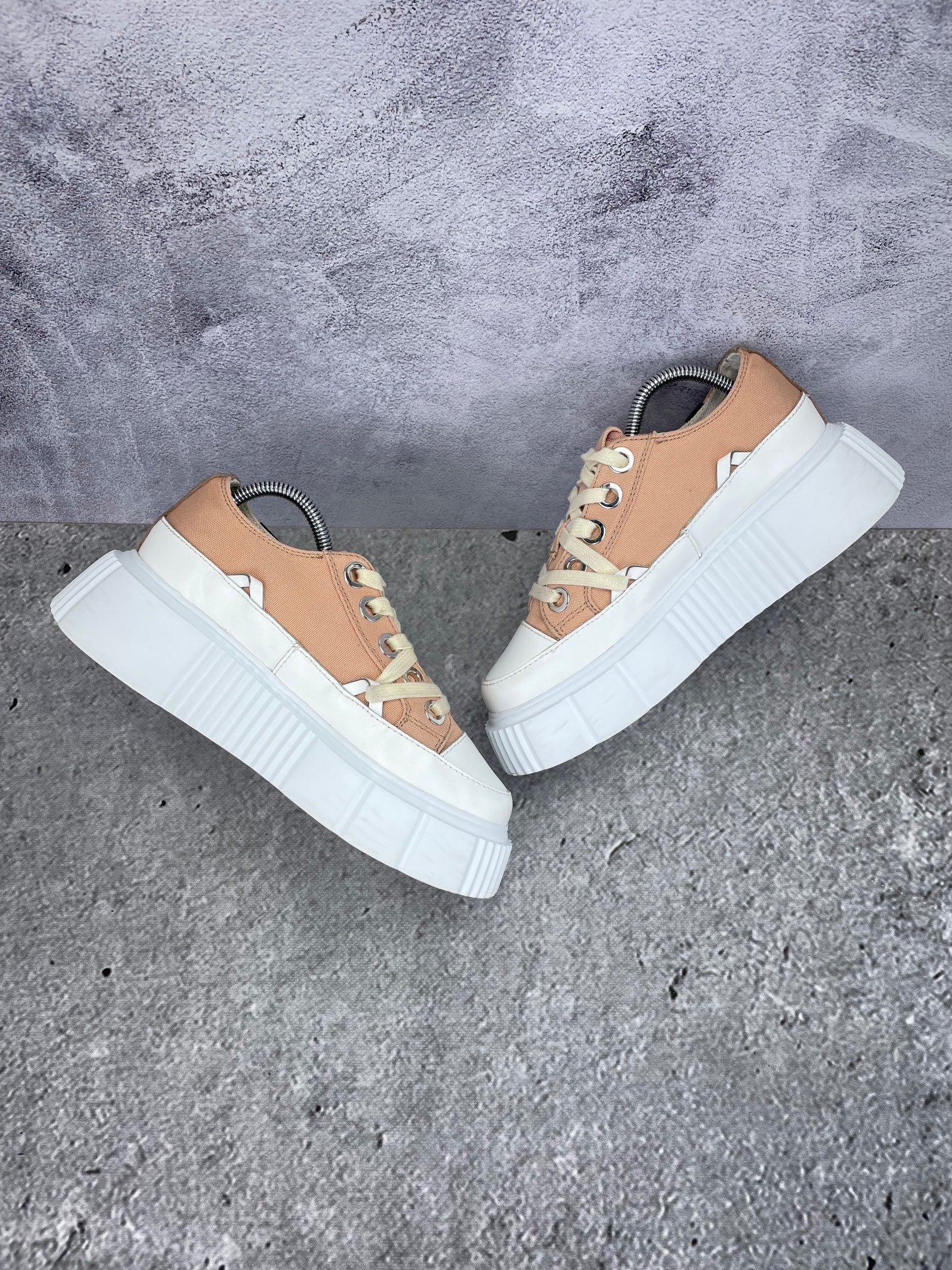 Inuikii Matilda Canvas Low 30102-024-707 - buty sportowe, zewnętrzny panel prawego buta