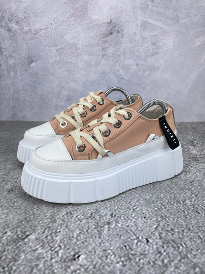 Inuikii Matilda Canvas Low 30102-024-707 - buty sportowe, widok z boku na tle studyjnym