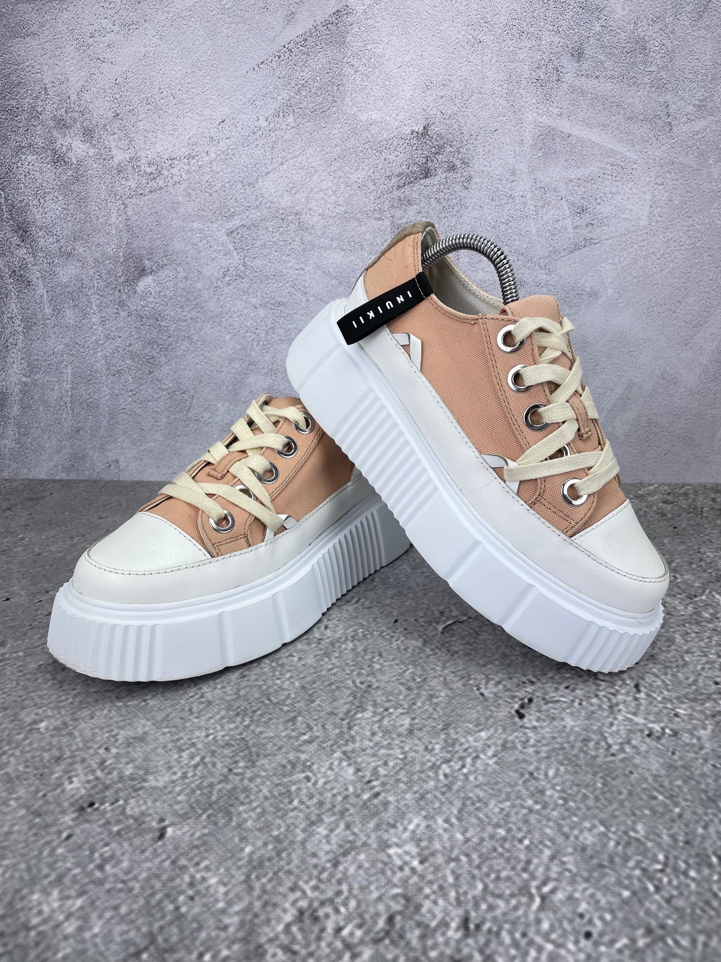 Inuikii Matilda Canvas Low 30102-024-707 - buty sportowe, para butów, widok z boku na tle studyjnym