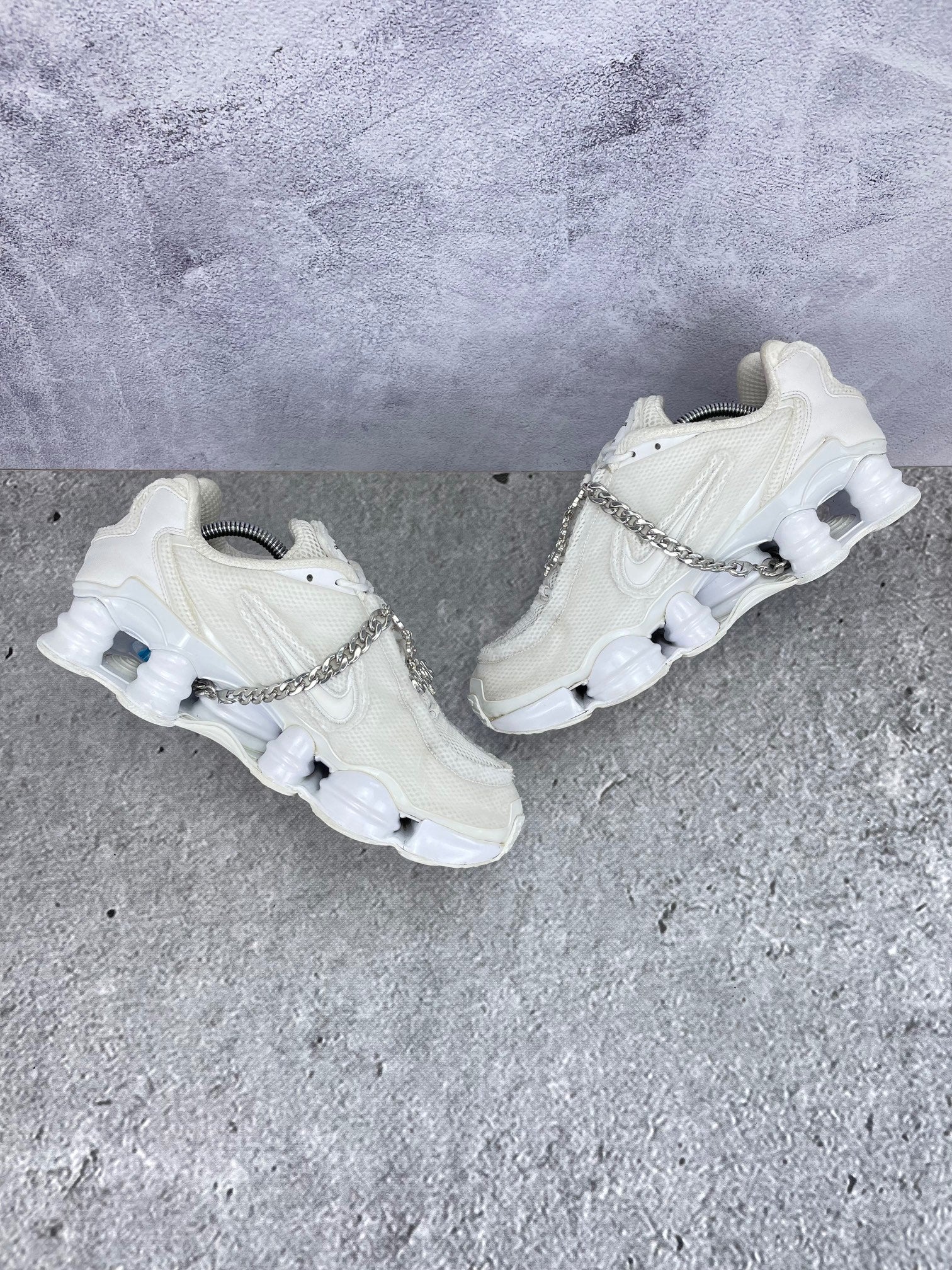 Nike Shox TL / CDG Triple White - buty sportowe, zewnętrzny panel prawego buta