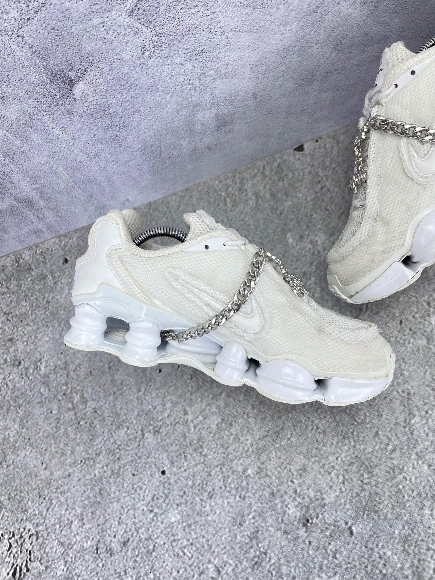 Nike Shox TL / CDG Triple White - buty sportowe, wewnętrzny panel lewego buta