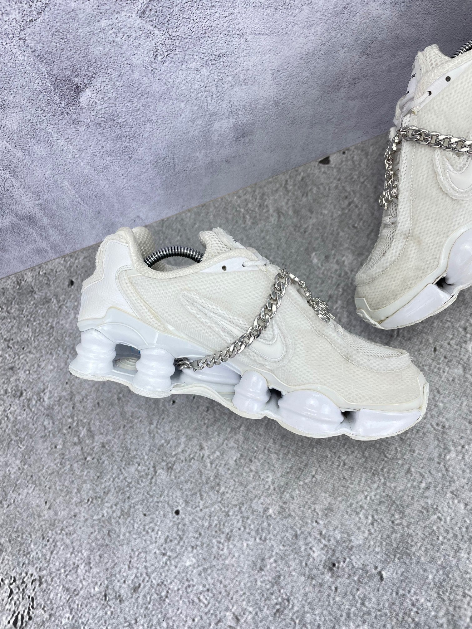 Nike Shox TL / CDG Triple White - buty sportowe, wewnętrzny panel lewego buta
