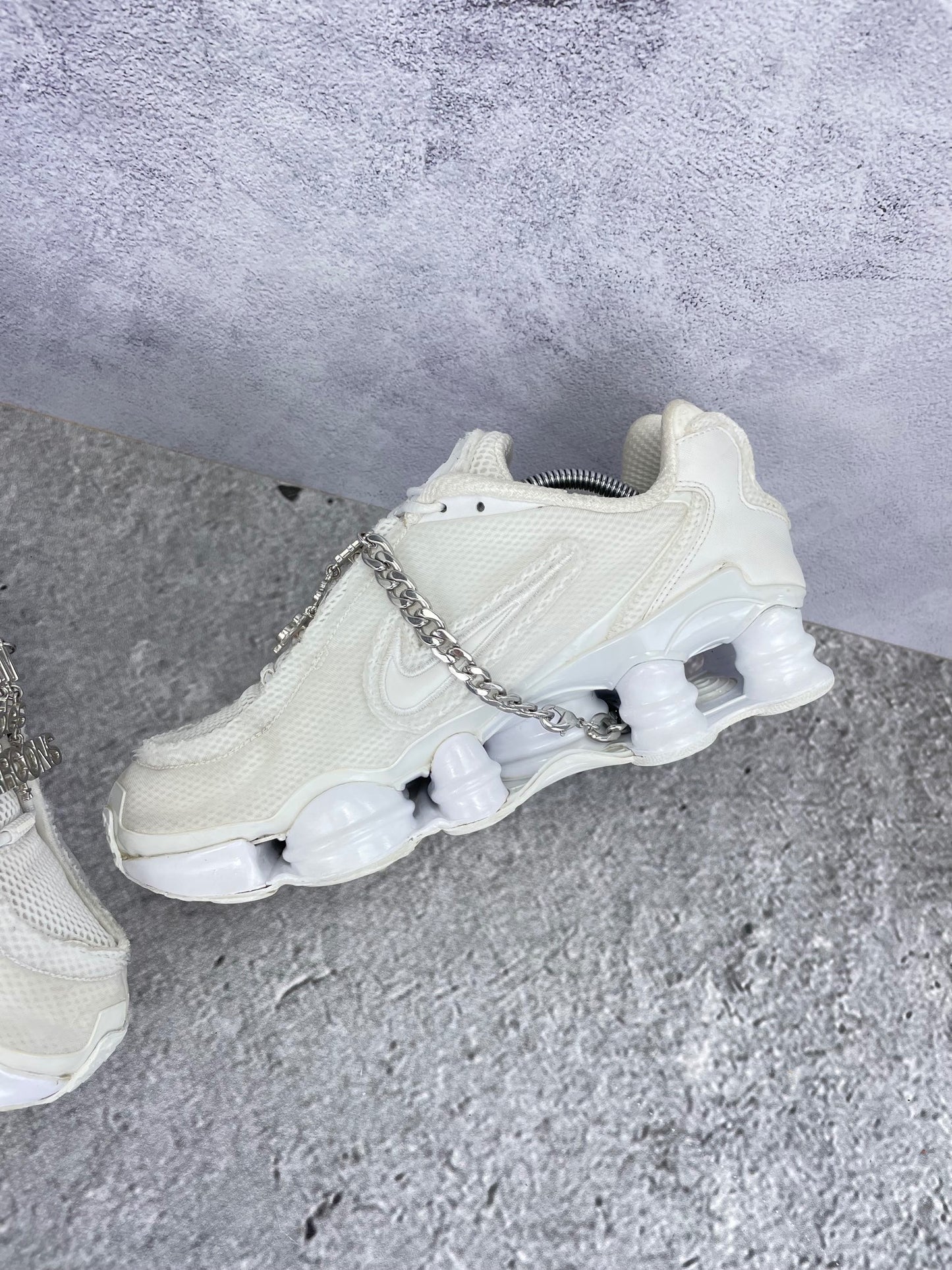 Nike Shox TL / CDG Triple White - buty sportowe, wewnętrzny panel prawego buta