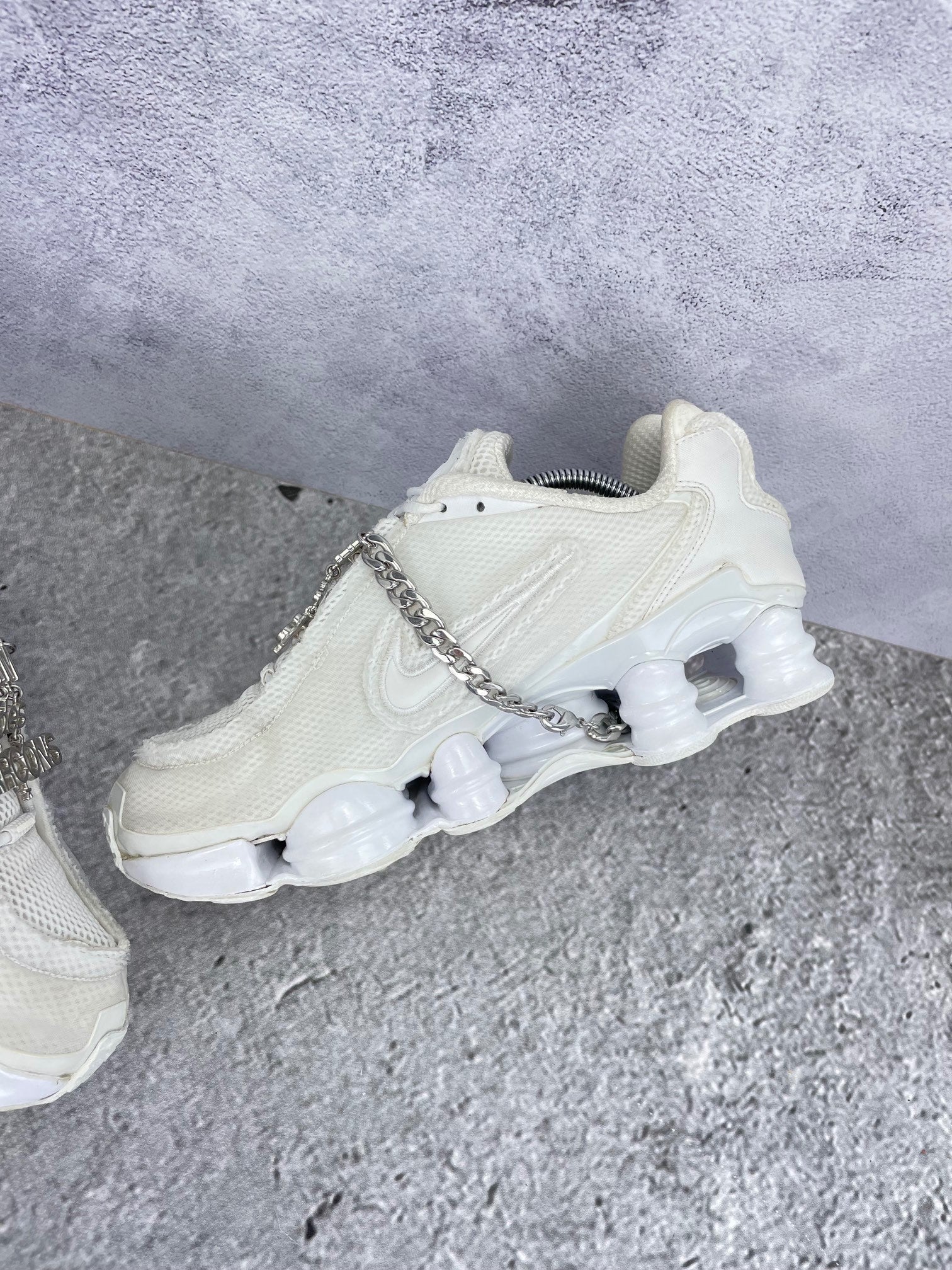 Nike Shox TL / CDG Triple White - buty sportowe, wewnętrzny panel prawego buta