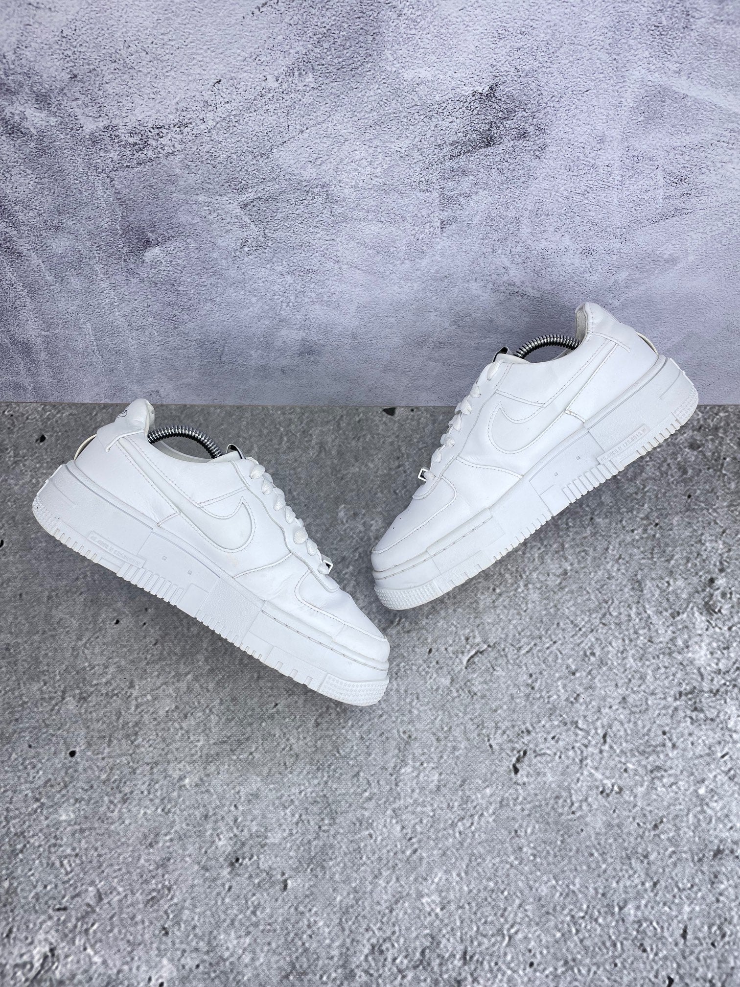 Nike Air Force 1 Pixel CK6649-100 - buty sportowe, zewnętrzny panel prawego buta