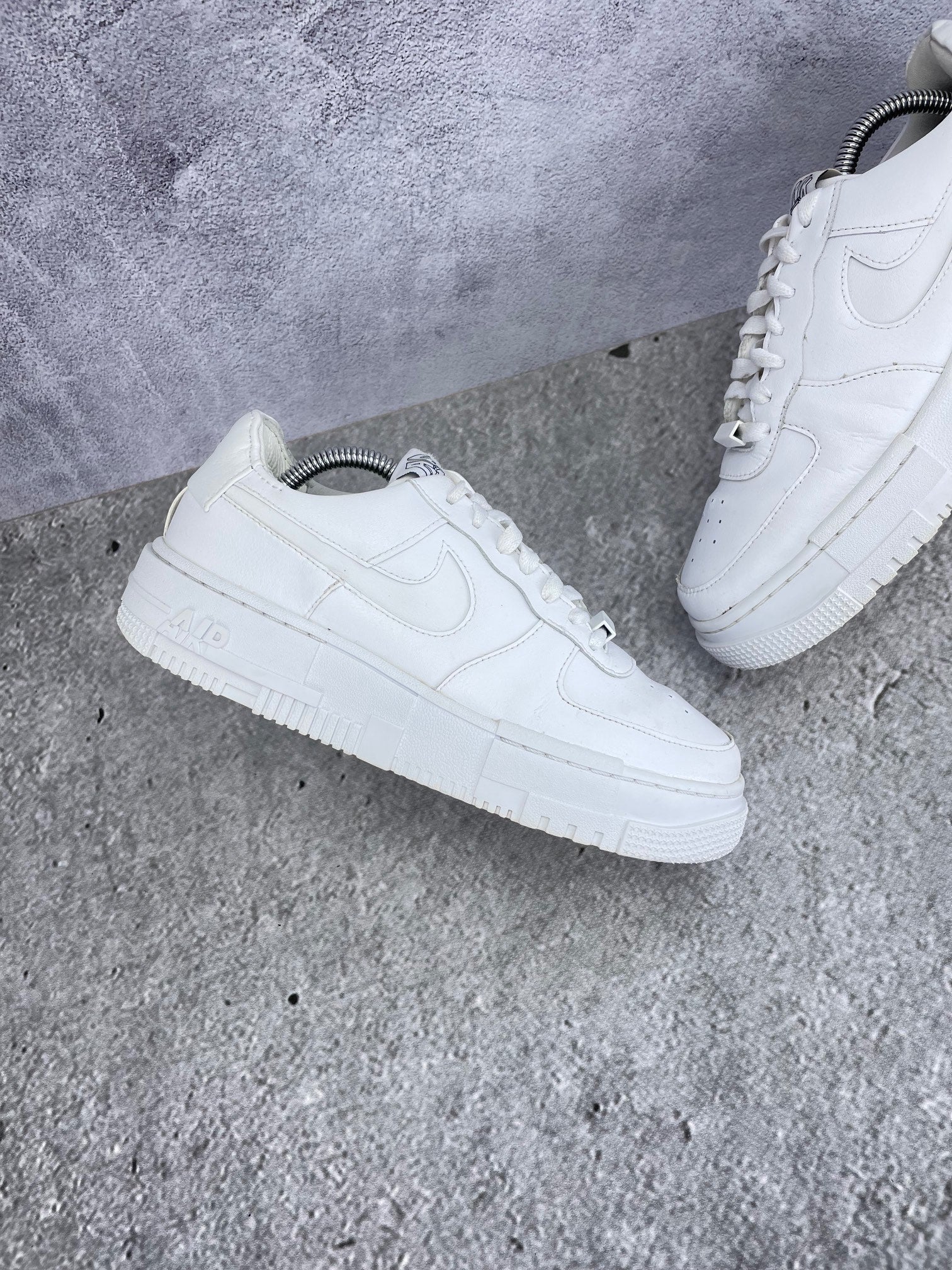 Nike Air Force 1 Pixel CK6649-100 - buty sportowe, zewnętrzny panel lewego buta