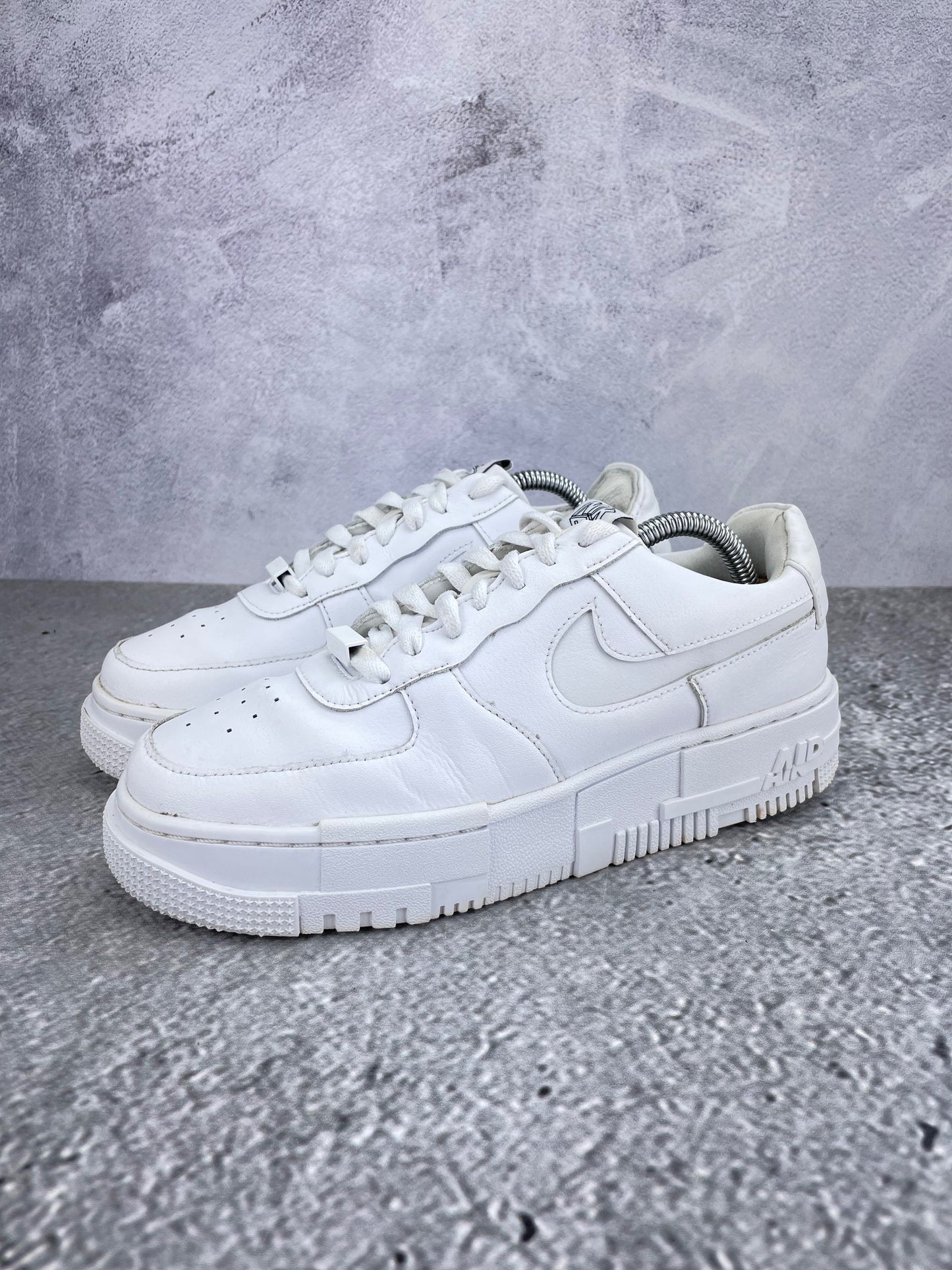 Nike Air Force 1 Pixel CK6649-100 - buty sportowe, widok z boku na tle studyjnym