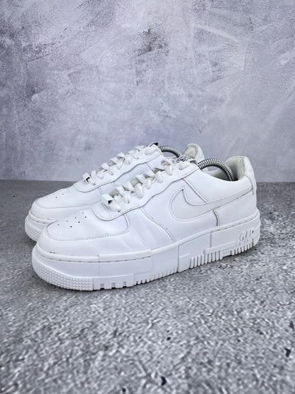 Nike Air Force 1 Pixel CK6649-100 - buty sportowe, widok z boku na tle studyjnym