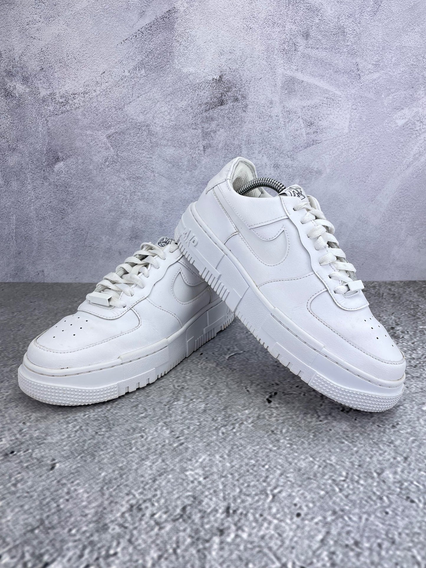 Nike Air Force 1 Pixel CK6649-100 - buty sportowe, para butów, widok z boku na tle studyjnym