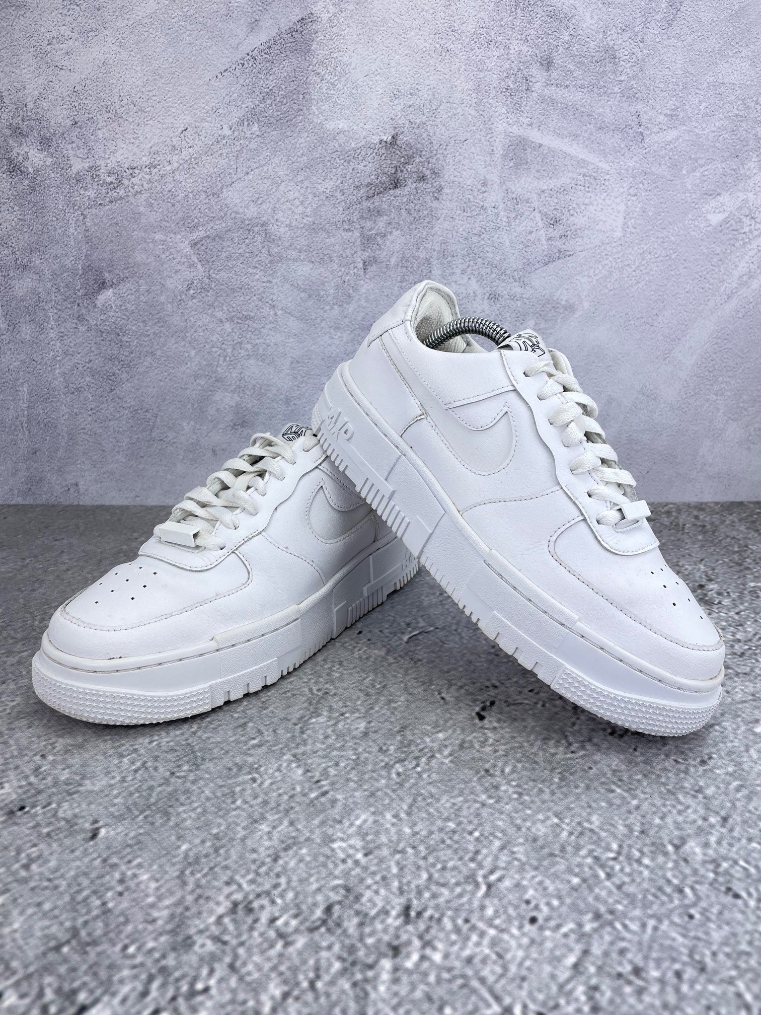 Nike Air Force 1 Pixel CK6649-100 - buty sportowe, para butów, widok z boku na tle studyjnym