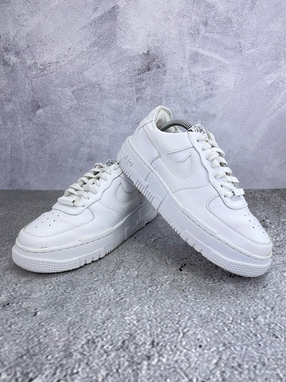 Nike Air Force 1 Pixel CK6649-100 - buty sportowe, para butów, widok z boku na tle studyjnym