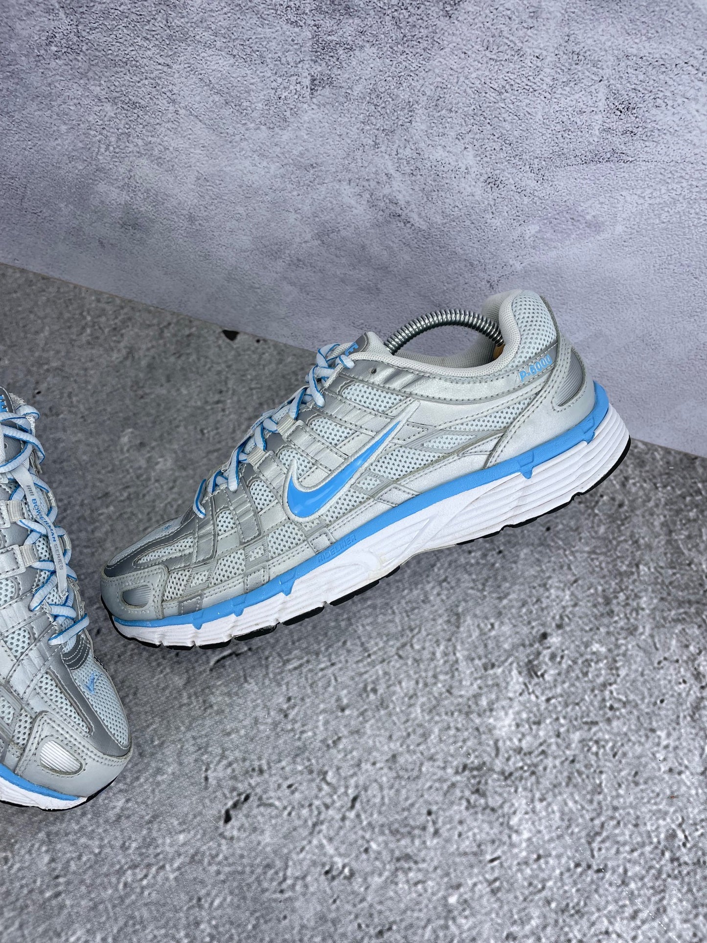 Nike P-6000 CD6404-025 - buty sportowe, widok z góry na wewnętrzną stronę butów