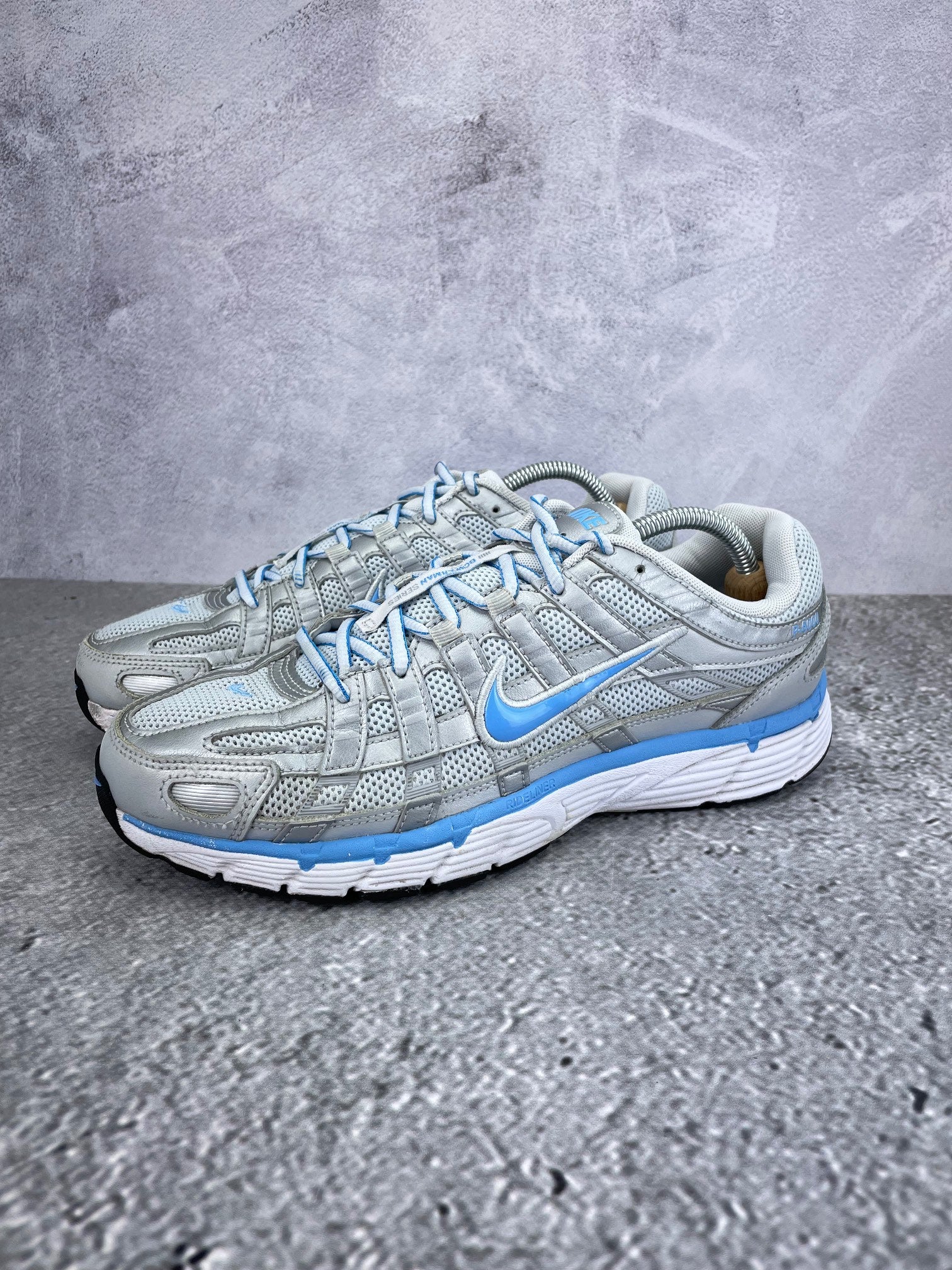 Nike P-6000 CD6404-025 - buty sportowe, widok z boku na tle studyjnym