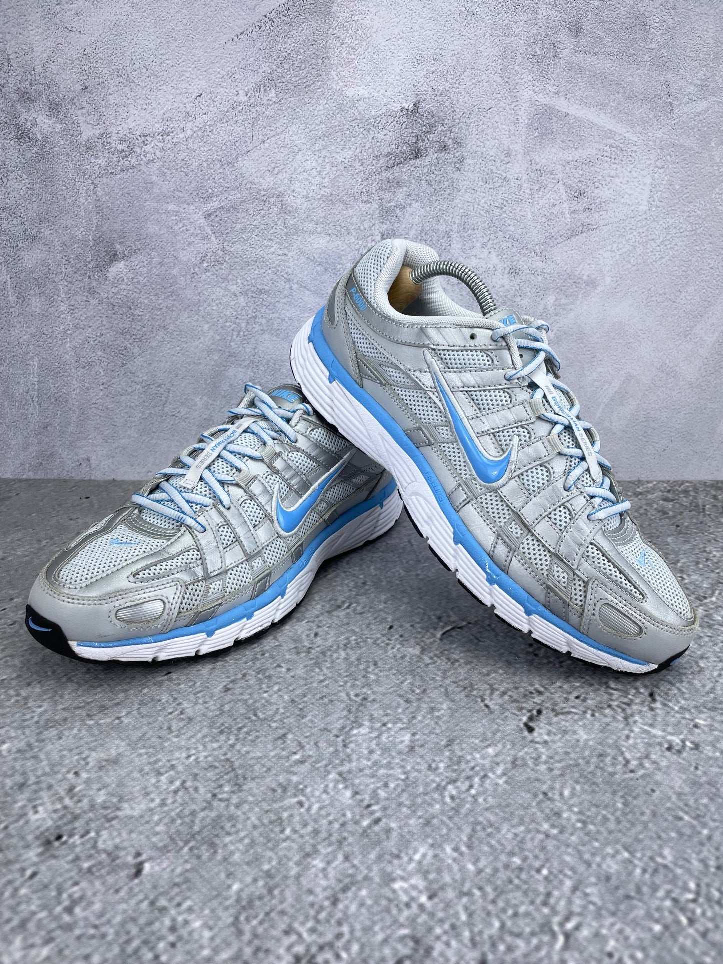 Nike P-6000 CD6404-025 - buty sportowe, para butów, widok z boku na tle studyjnym