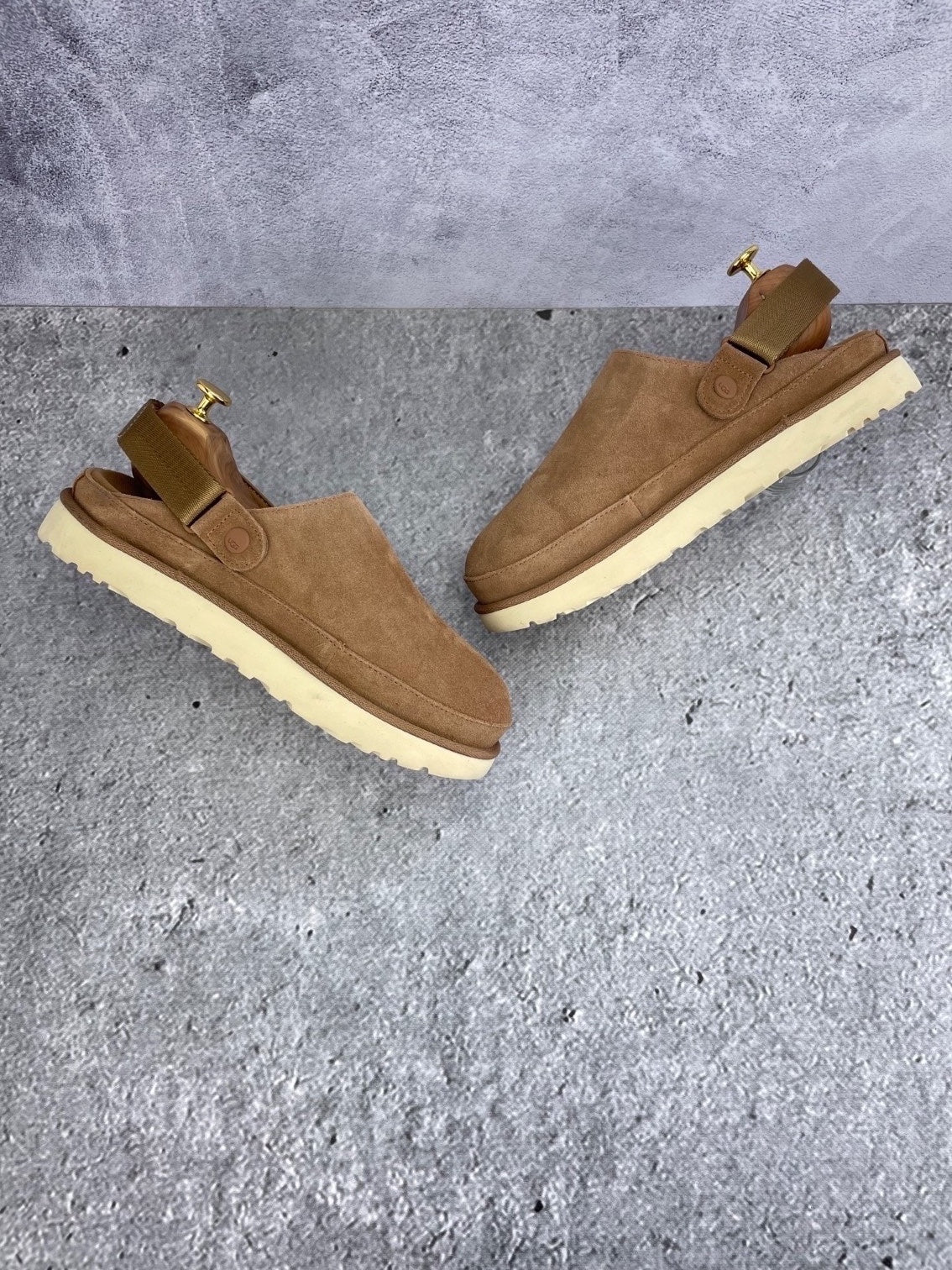 UGG Goldenstar Clog 1138252 - buty sportowe, zewnętrzny panel prawego buta