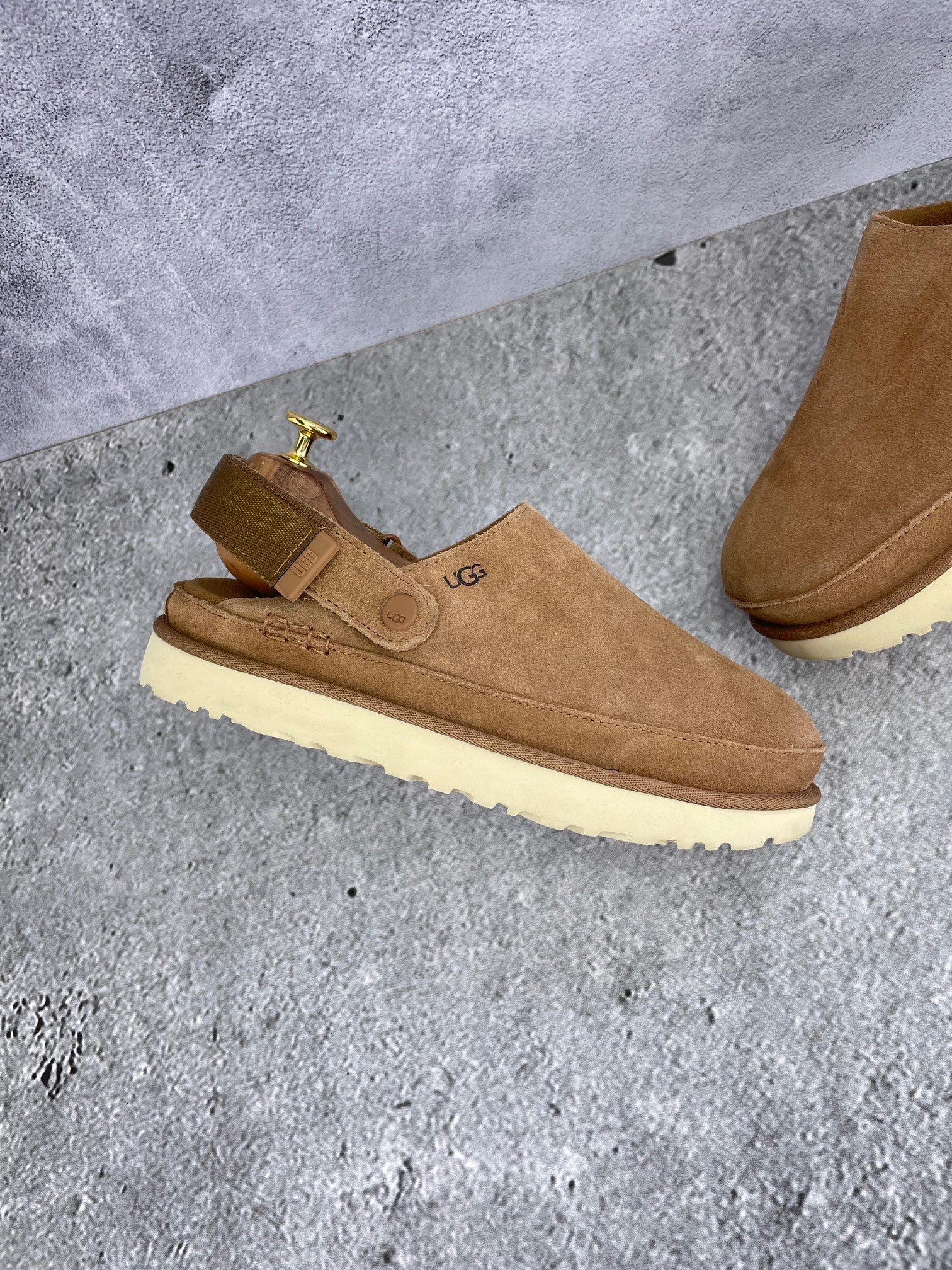 UGG Goldenstar Clog 1138252 - buty sportowe, zewnętrzny panel lewego buta