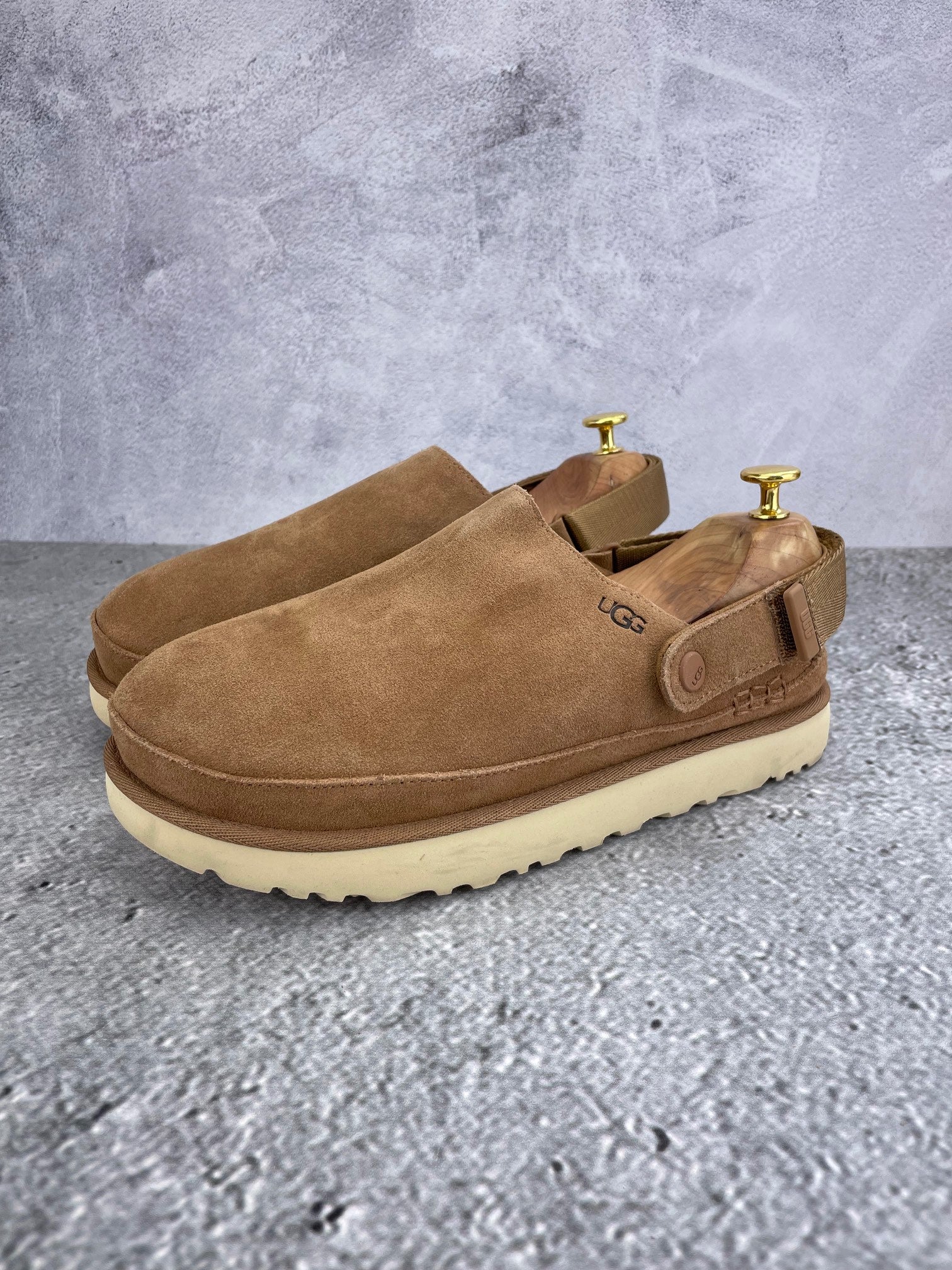 UGG Goldenstar Clog 1138252 - buty sportowe, widok z boku na tle studyjnym