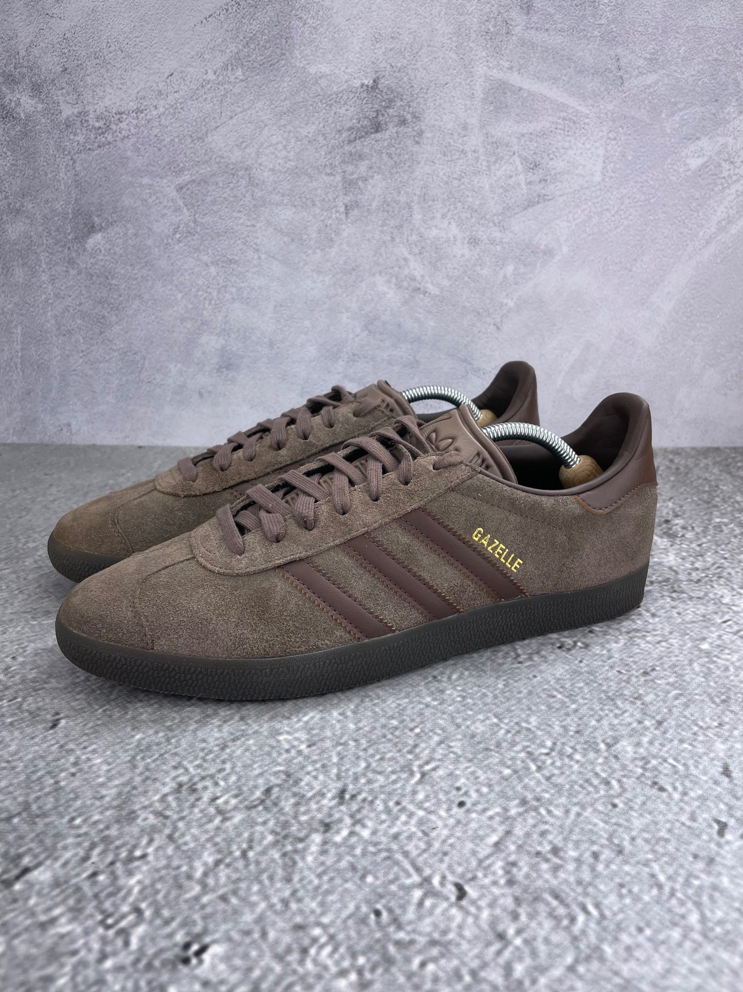 Adidas Gazelle Earth Strata - buty sportowe, widok z boku na tle studyjnym