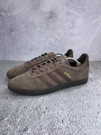 Adidas Gazelle Earth Strata - buty sportowe, widok z boku na tle studyjnym