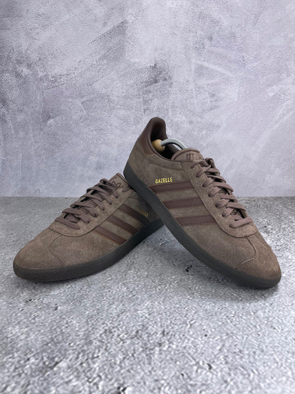 Adidas Gazelle Earth Strata - buty sportowe, para butów, widok z boku na tle studyjnym