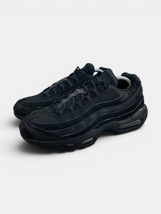 Nike Air Max 95 Triple Black - buty sportowe, widok z boku