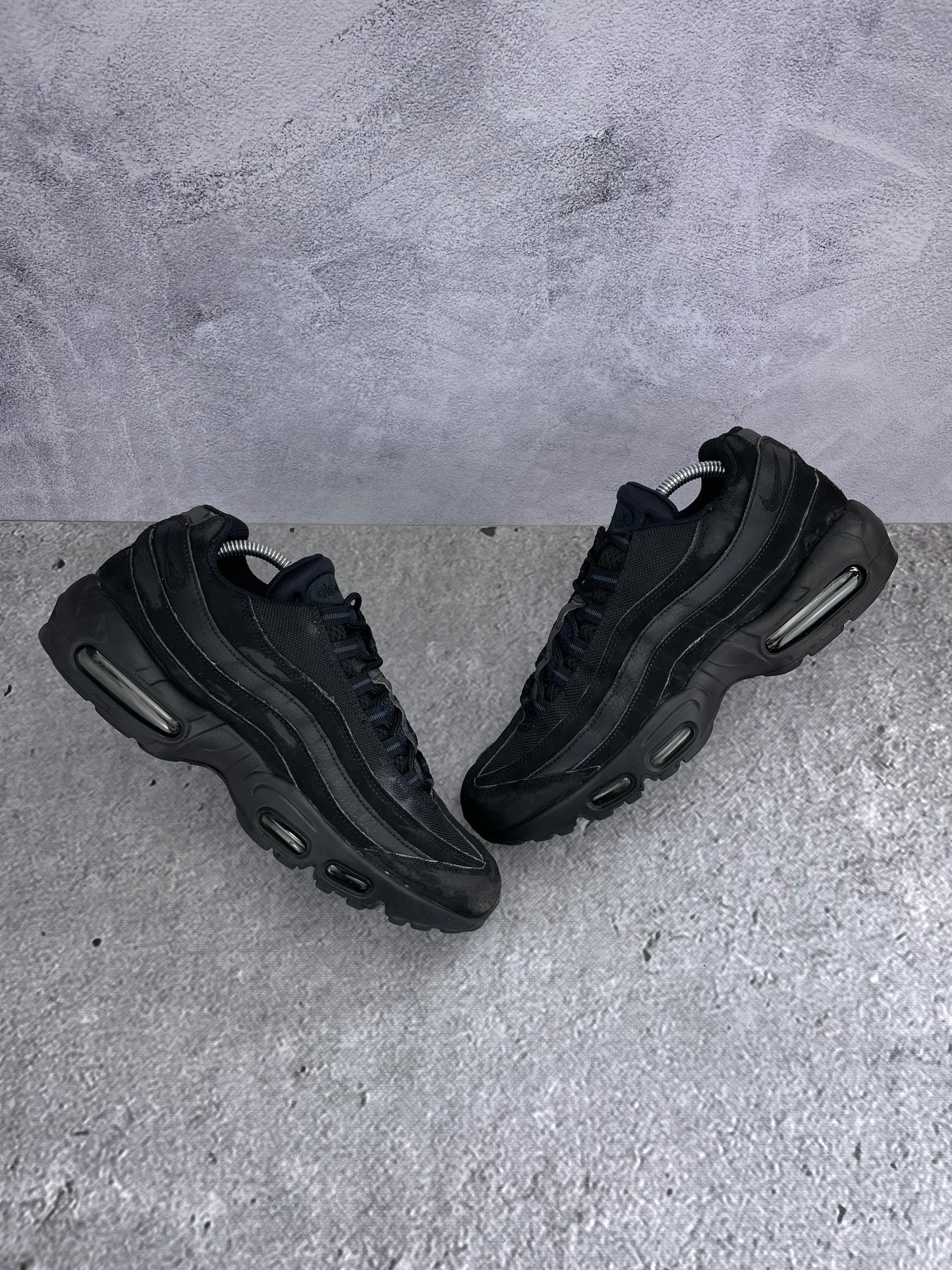 Nike Air Max 95 Triple Black - buty sportowe, widok z góry na zewnętrzną stronę butów