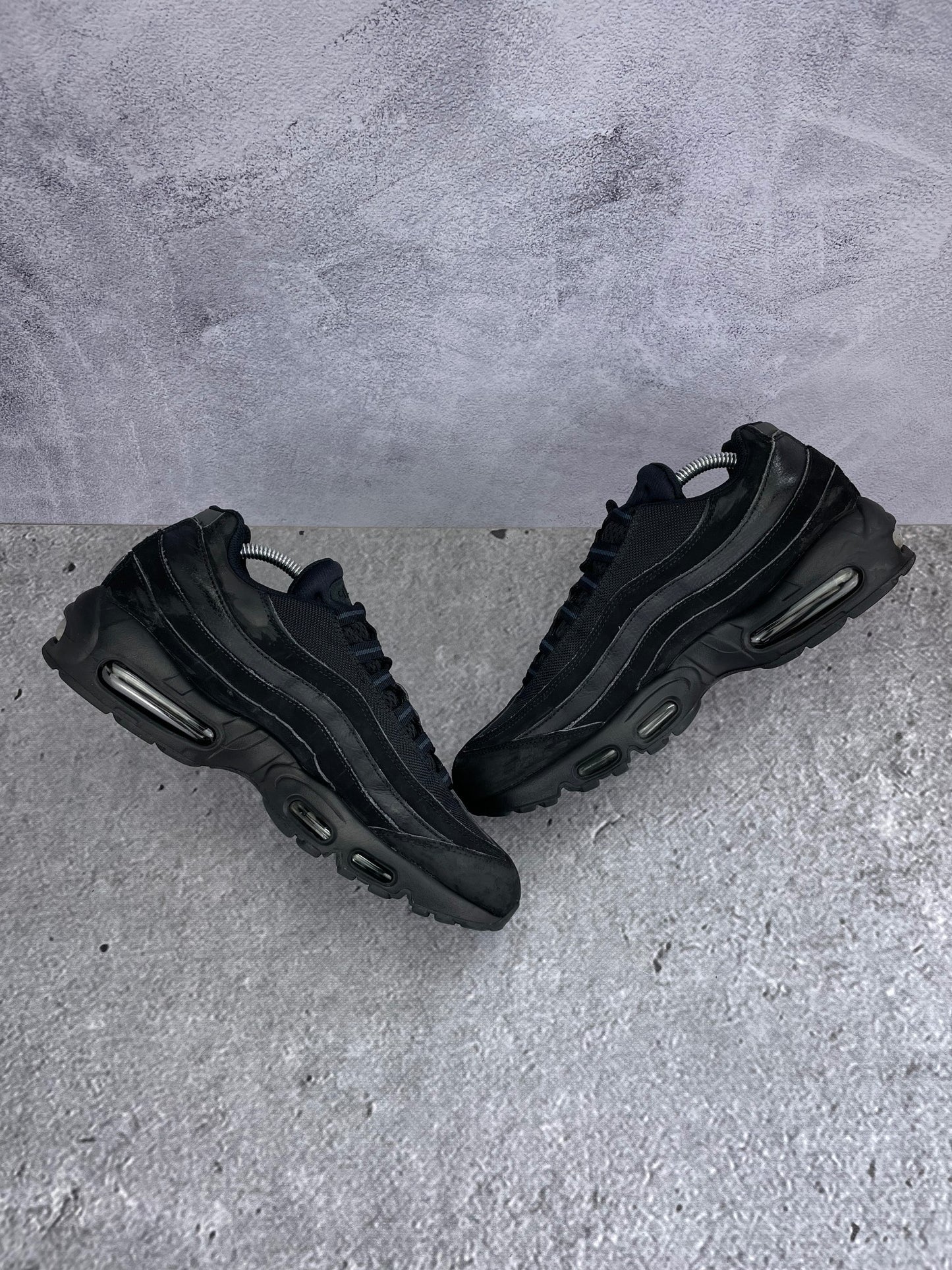 Nike Air Max 95 Triple Black - buty sportowe, zewnętrzny panel prawego buta