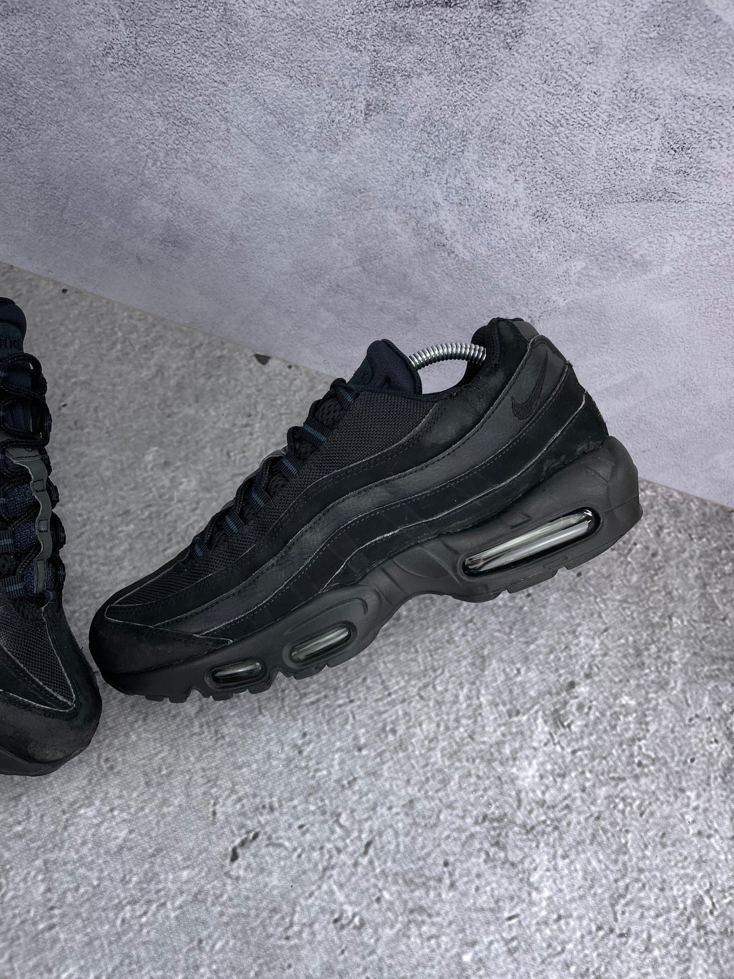 Nike Air Max 95 Triple Black - buty sportowe, zewnętrzny panel lewego buta