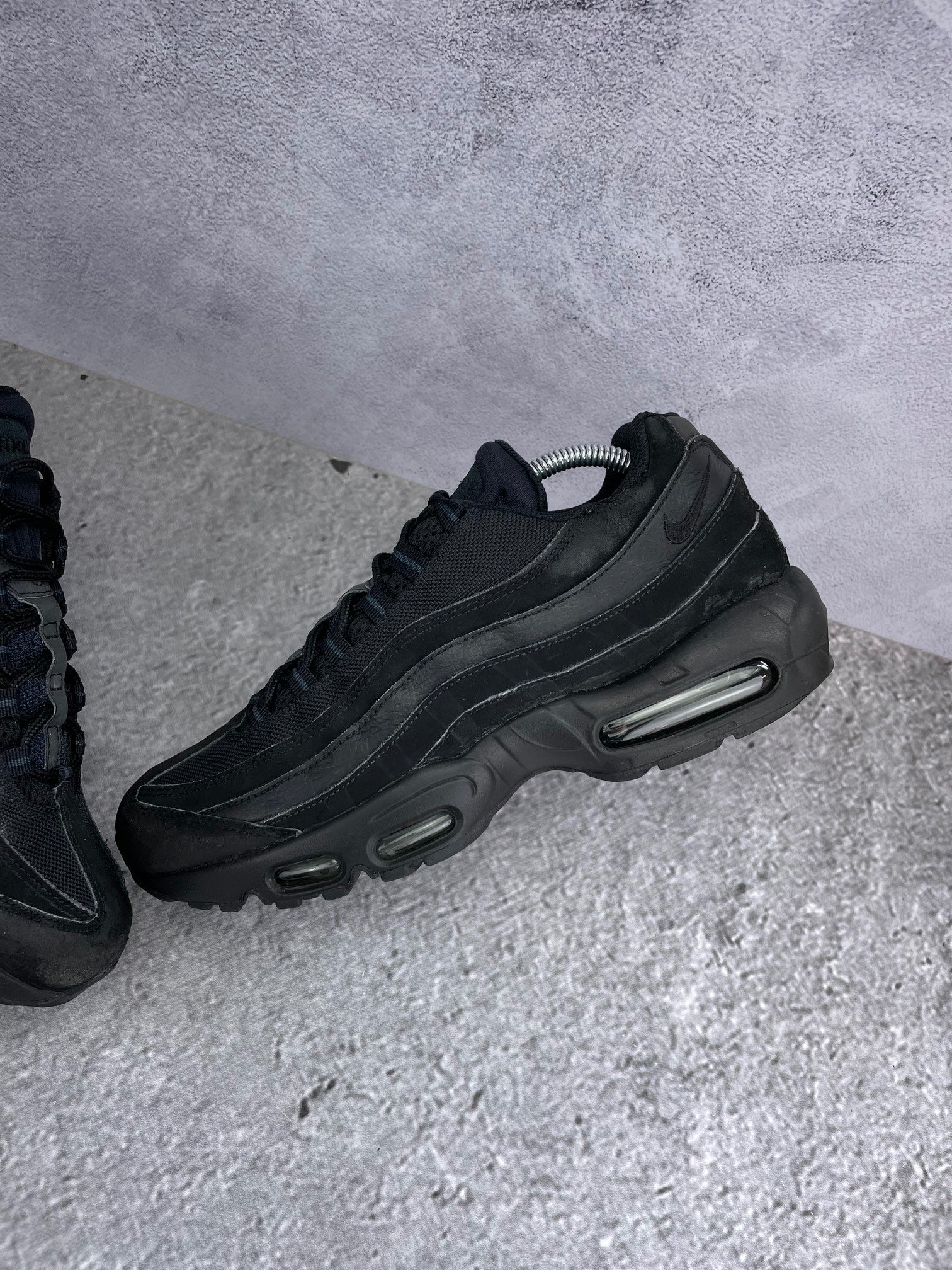 Nike Air Max 95 Triple Black - buty sportowe, zewnętrzny panel lewego buta
