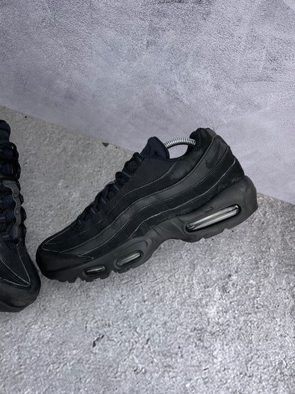Nike Air Max 95 Triple Black - buty sportowe, zewnętrzny panel lewego buta
