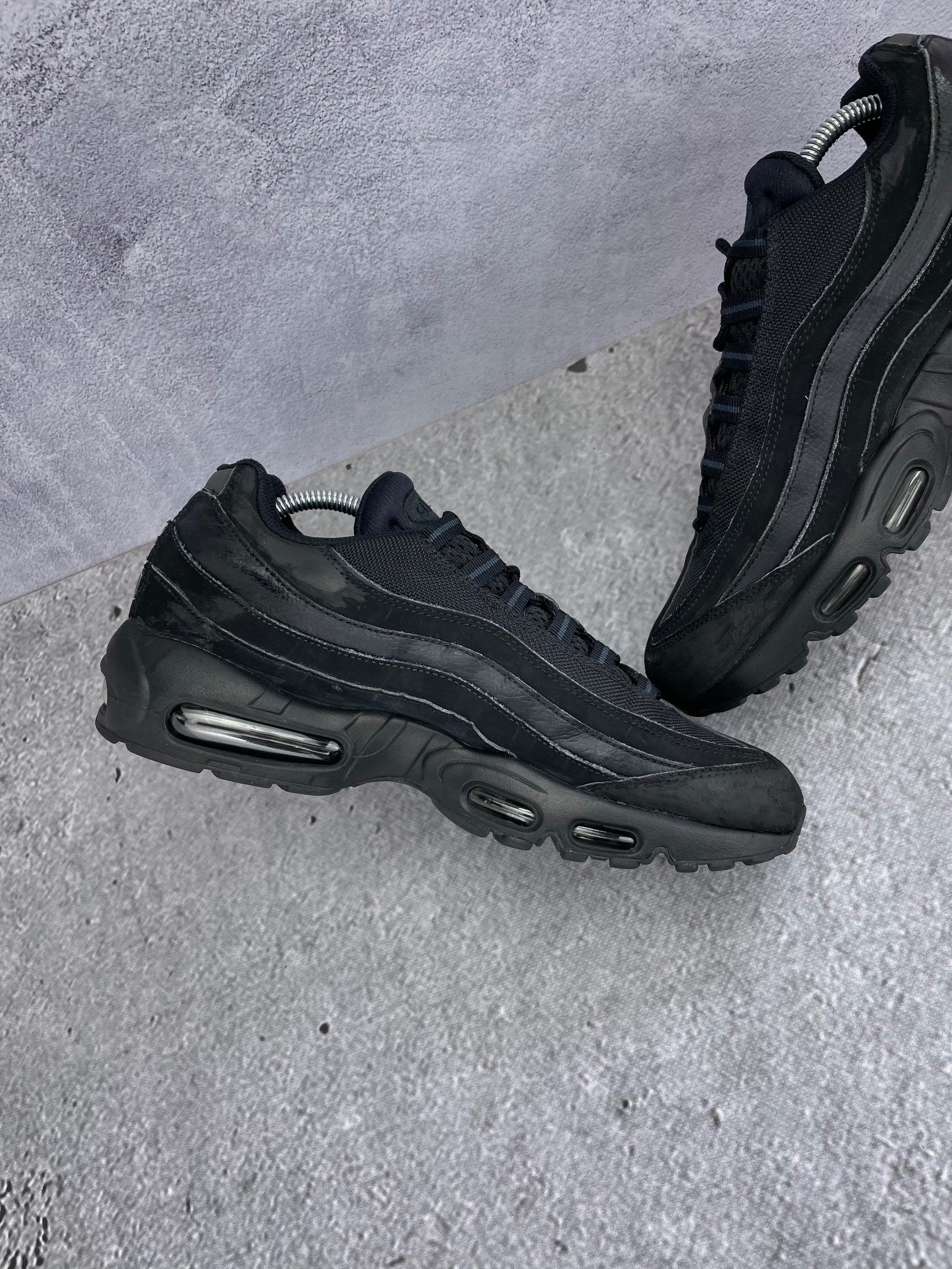 Nike Air Max 95 Triple Black - buty sportowe, widok z góry na wewnętrzną stronę butów