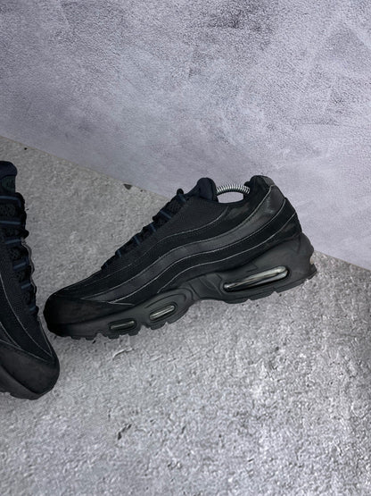 Nike Air Max 95 Triple Black - buty sportowe, wewnętrzny panel lewego buta