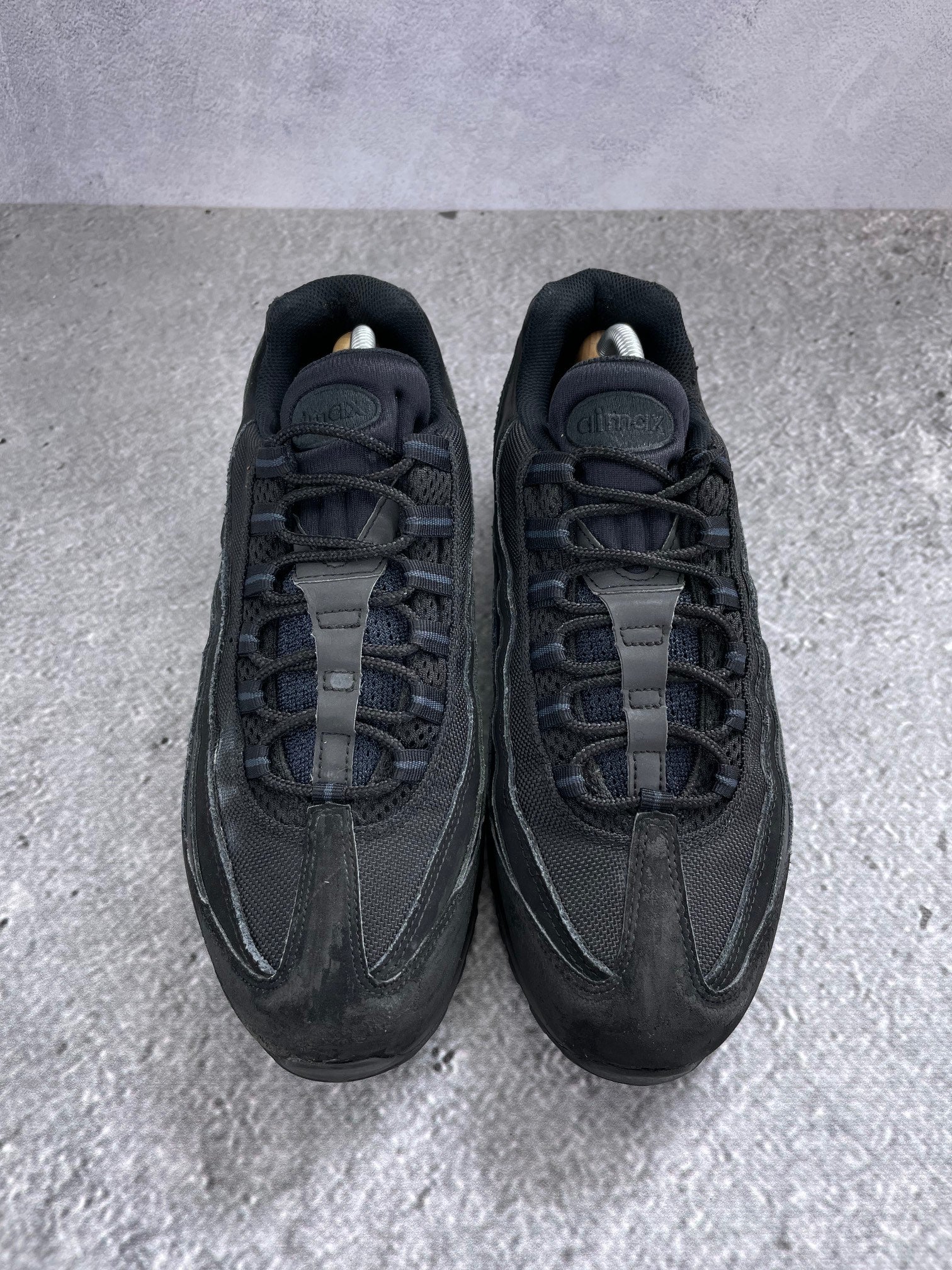 Nike Air Max 95 Triple Black - buty sportowe, wewnętrzny panel prawego buta