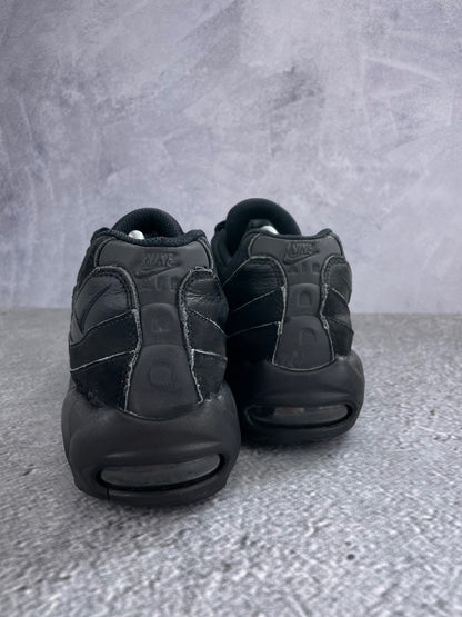 Nike Air Max 95 Triple Black - buty sportowe, widok z góry