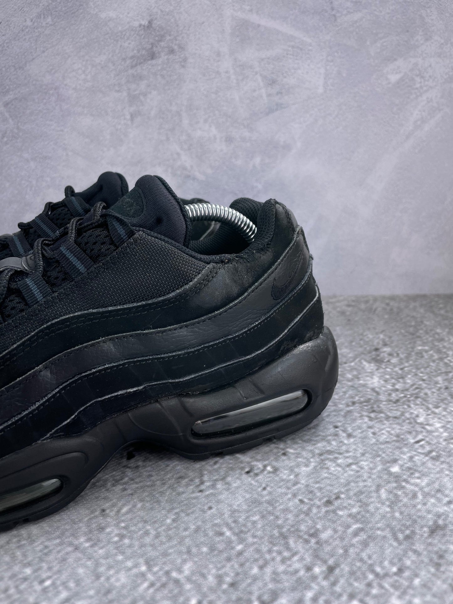 Nike Air Max 95 Triple Black - buty sportowe, zapiętki butów