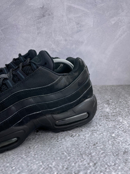 Nike Air Max 95 Triple Black - buty sportowe, zapiętki butów